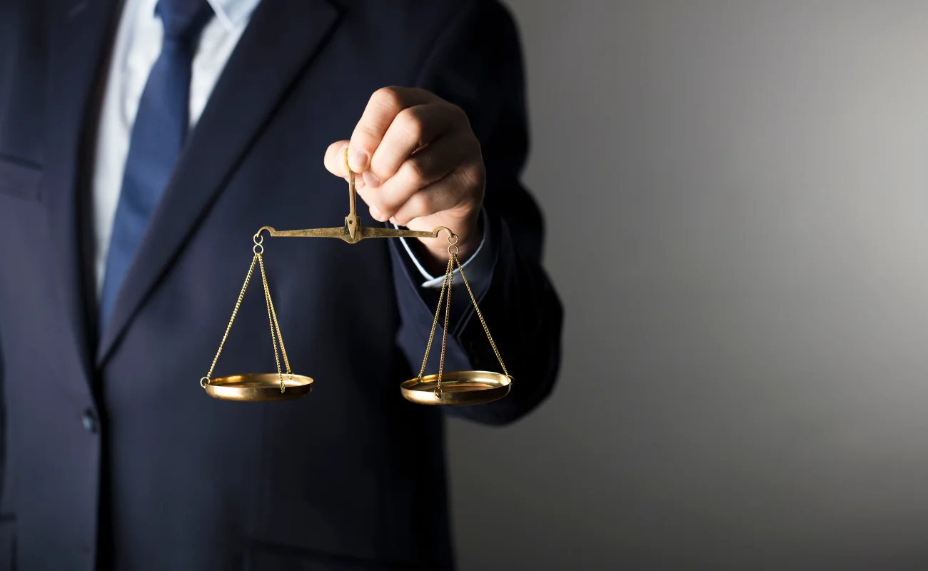 Contese su proprietà e confini: come scegliere un avvocato specializzato in diritti reali a Pagani