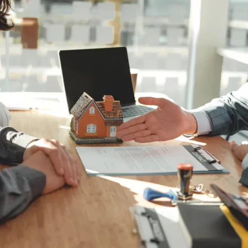 Come scegliere un’agenzia immobiliare per compravendita di alloggi vicino al mare a Grado