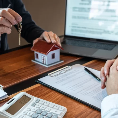 Scegliere un’agenzia immobiliare a Prato: criteri e best practice ispirati a Immobiliare Laura Chiaramonti